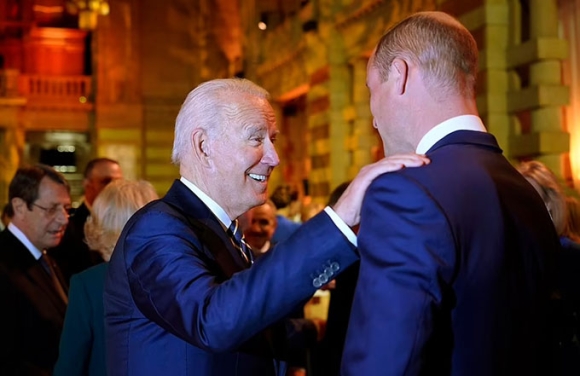 2 Tong Thong Biden Gap Tinh Huong Xau Ho Khi Tro Chuyen Voi Ba Camilla