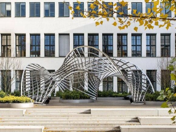 6 Truong Dai Hoc Duc Lam Cau Truot Tu Tang 4 Xuong Tang 1 Cho Sinh Vien Do Phai Di Bo