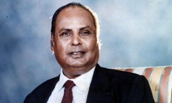 1 Nguoi Cha Giup Ty Phu An Do Ru Bo Nhut Nhat