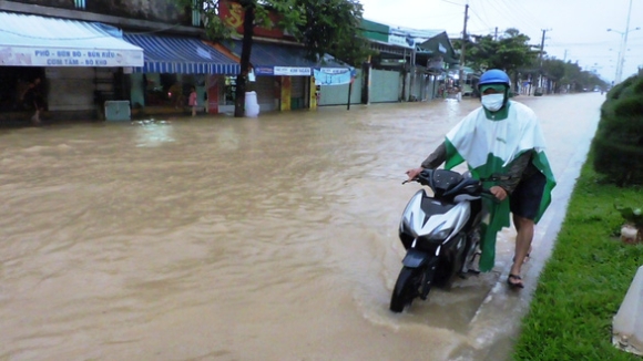 1 Nguoi Dan Nha Trang Keu Ho Chua Nuoc Bao Mot Dang Xa Lu Mot Neo