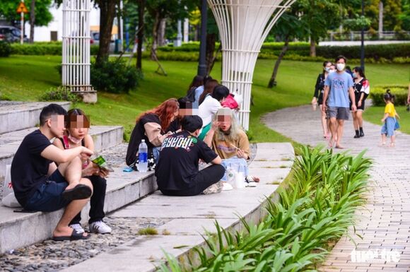 1 Covid 19 Tang O Tphcm Nhieu Nguoi Chu Quan Thao Khau Trang Tum 5 Tum 7 Noi Chuyen