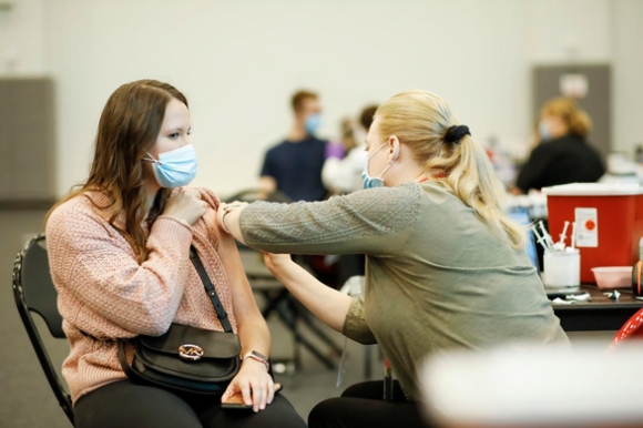 1 Bat Buoc Tiem Vac Xin Loi Ich Cong Dong Lon Hon Tu Do Ca Nhan