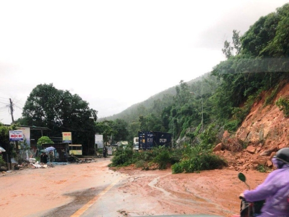 1 Mua Lon Lam Sat Lo Nui Ngap Nang O Quy Nhon