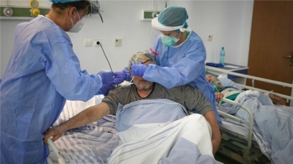 2 Dong Au Lung Tung Khi Ty Le Tu Vong Do Covid 19 Lien Tiep Lap Ky Luc