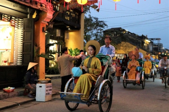 2 Hoi An Mo Cua Don Khach Quoc Te Va Noi Dia Tu 1511