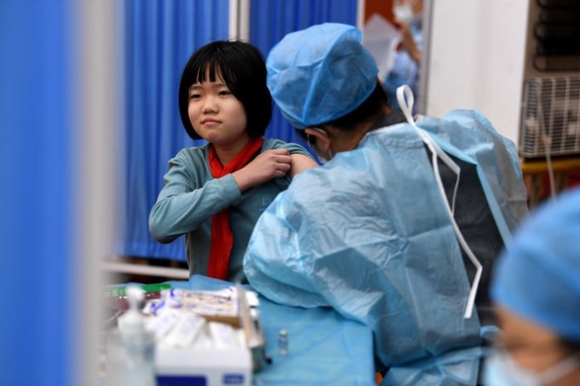 2 My Dan Dau Cac Nuoc Phat Trien Trong Cuoc Dua Tiem Ngua Cho Tre Em