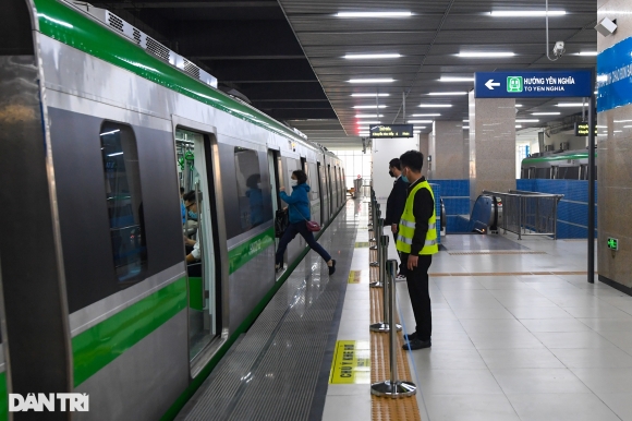 7 Tau Duong Sat Cat Linh   Ha Dong Bat Ngo Vang Khach Sang Dau Tuan