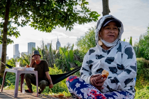 1 Chuyen Ve Nhung Manh Doi Song Duoi Gam Cau 4 Thang De Tron Covid 19