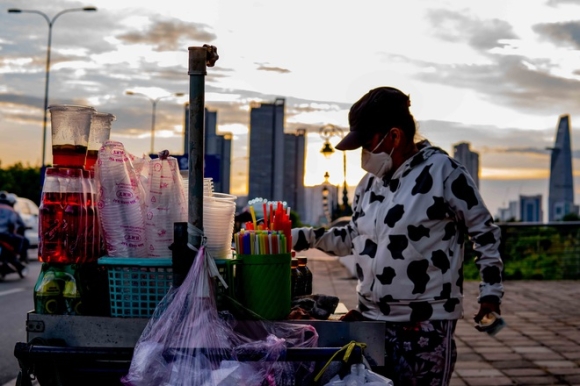 7 Chuyen Ve Nhung Manh Doi Song Duoi Gam Cau 4 Thang De Tron Covid 19