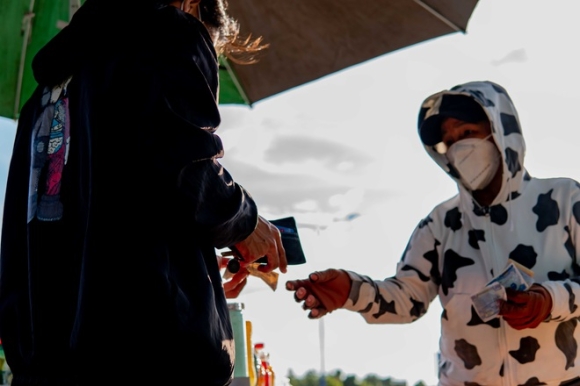 8 Chuyen Ve Nhung Manh Doi Song Duoi Gam Cau 4 Thang De Tron Covid 19