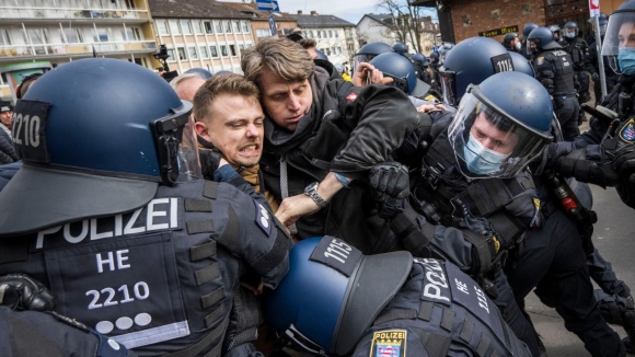 1 Nguoi Chau Au Uong Ruou Phat Tiem Chung