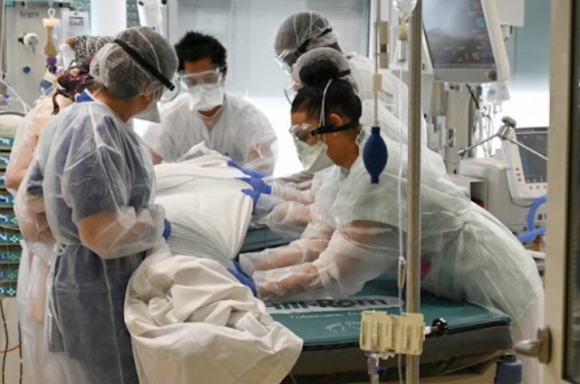 1 Vong Luan Quan O Chau Au Phong Toa Mo Cua Roi Lai Phong Toa