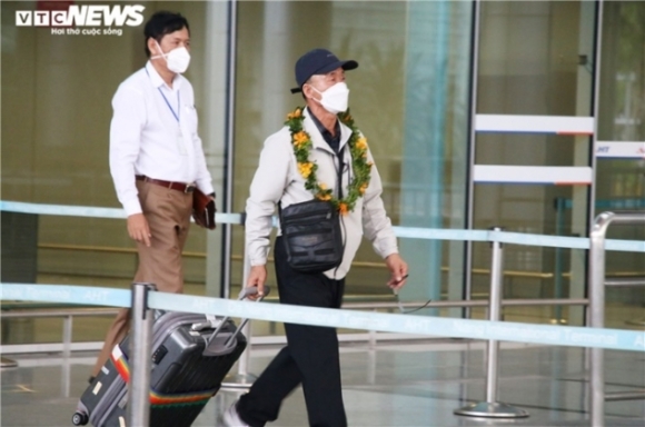 2 Anh Da Nang Don Chuyen Bay Dau Tien Dua Khach Quoc Te Den Viet Nam