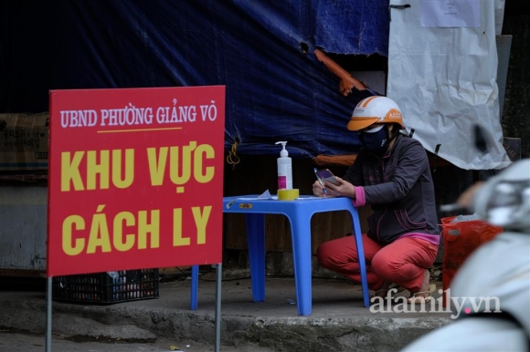 8 Ha Noi Phuong Giang Vo Dung Hang Rao Cao 2m De Chong Dich