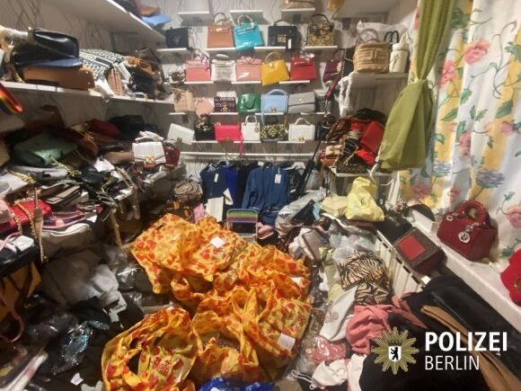 1 Canh Sat Tich Thu 4 Tan Hang Hieu Rom Trong Can Ho Cua Phun Nu Viet O Berlin