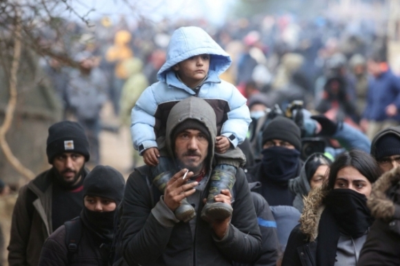 2 Khung Hoang Di Cu Va Thieu Khi Dot Mua Dong Kho Khan Dang Cho Doi Chau Au