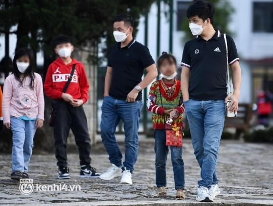 10 Tai Dien Lai Hinh Anh Nhung Dua Tre Chan Dat Cheo Keo Du Khach Mua Hang Trong Ngay Dau Sapa Dong Khach Tro Lai