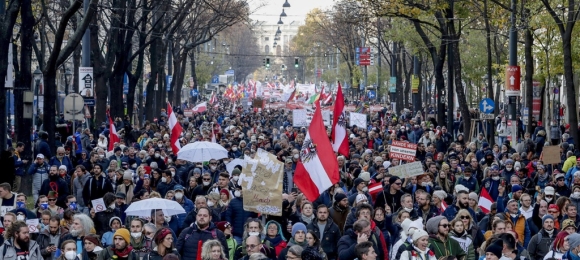 1 Lan Song Bieu Tinh Chong Phong Toa Phan Doi Tiem Vaccine Bat Buoc O Cac Nuoc Chau Au
