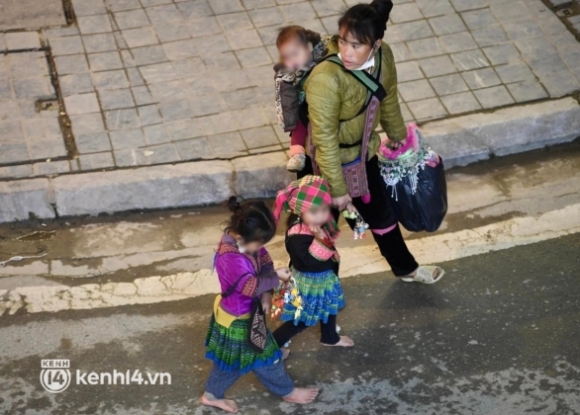 2 Tai Dien Lai Hinh Anh Nhung Dua Tre Chan Dat Cheo Keo Du Khach Mua Hang Trong Ngay Dau Sapa Dong Khach Tro Lai