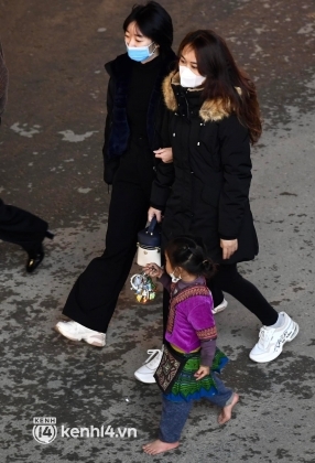 4 Tai Dien Lai Hinh Anh Nhung Dua Tre Chan Dat Cheo Keo Du Khach Mua Hang Trong Ngay Dau Sapa Dong Khach Tro Lai