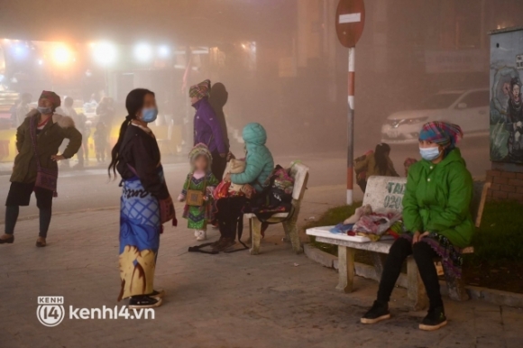 6 Tai Dien Lai Hinh Anh Nhung Dua Tre Chan Dat Cheo Keo Du Khach Mua Hang Trong Ngay Dau Sapa Dong Khach Tro Lai