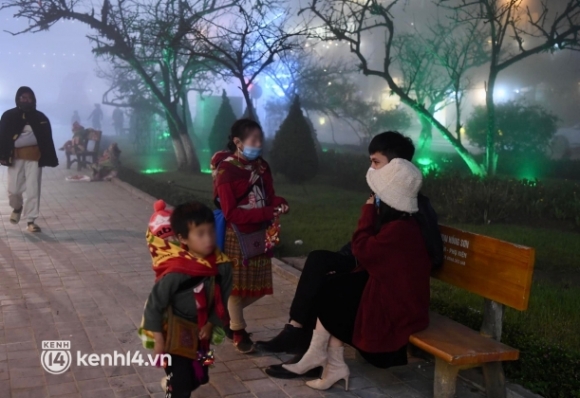 7 Tai Dien Lai Hinh Anh Nhung Dua Tre Chan Dat Cheo Keo Du Khach Mua Hang Trong Ngay Dau Sapa Dong Khach Tro Lai