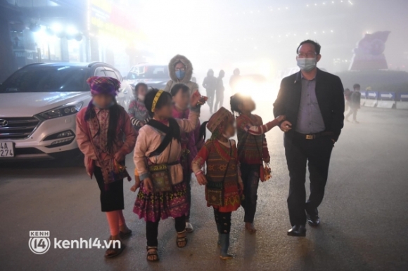 8 Tai Dien Lai Hinh Anh Nhung Dua Tre Chan Dat Cheo Keo Du Khach Mua Hang Trong Ngay Dau Sapa Dong Khach Tro Lai