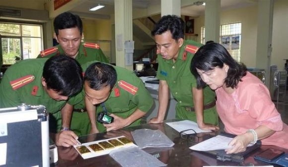 1 Dinh Chi 3 Can Bo Cong An Lien Quan Ba Trum Buon Lau Muoi Tuong