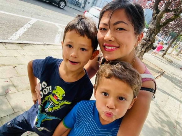 2 Lo Thi Mai Co Gai Hmong Ban Tieng Anh Nhu Gio Dang Anh Ben Hai Cau Con Trai Nay Da Lon