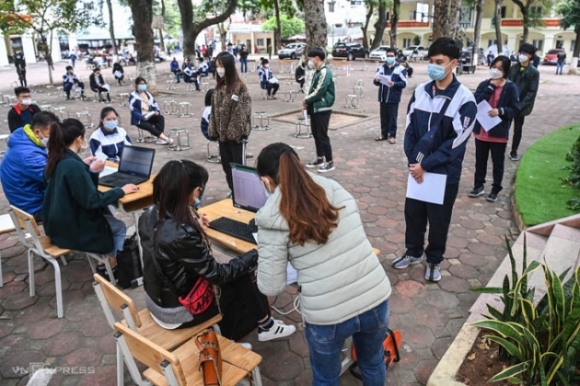 2 Nhung Hoc Sinh Ha Noi Dau Tien Tiem Vaccine Covid 19