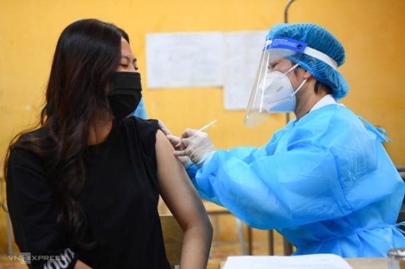 6 Nhung Hoc Sinh Ha Noi Dau Tien Tiem Vaccine Covid 19