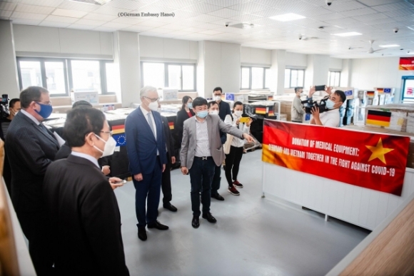 1 Duc Trao Tang Thiet Bi Y Te Ho Tro Viet Nam Chong Covid 19