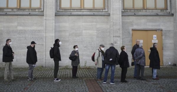 1 Lo Hong Khien Chau Au La Tam Dich Tro Lai