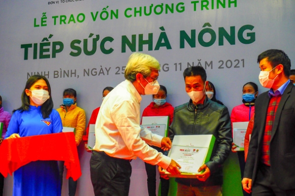 1 Nong Dan Ngheo Xuc Dong Lan Dau Tien Duoc Ho Tro Von