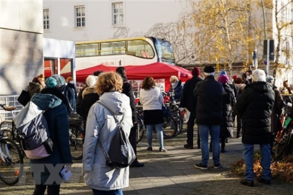 2 Lo Hong Khien Chau Au La Tam Dich Tro Lai