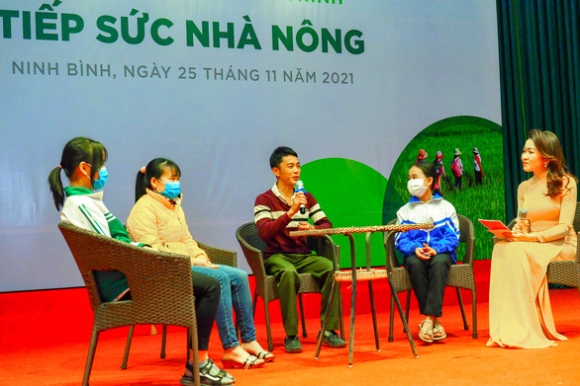 2 Nong Dan Ngheo Xuc Dong Lan Dau Tien Duoc Ho Tro Von