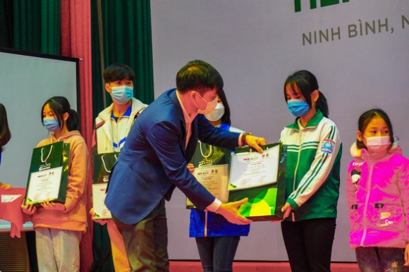 4 Nong Dan Ngheo Xuc Dong Lan Dau Tien Duoc Ho Tro Von