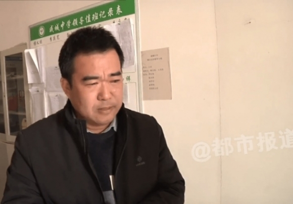 1 Hoc Sinh Non Mua Tap The Vi An Do Hong Hieu Truong Khoc Loc Phan Tran