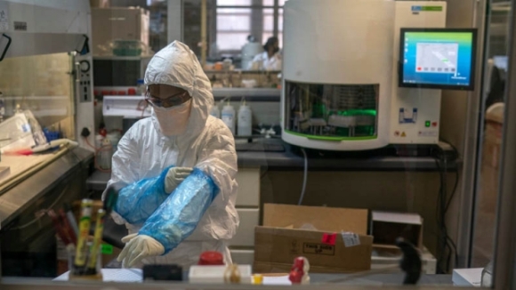 1 Ca The Gioi Hop Luc Chong Bien The Omicron