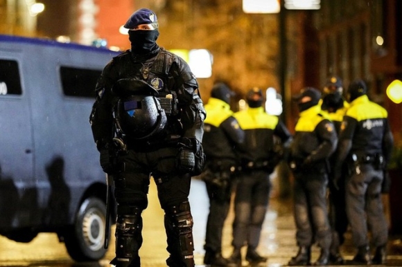 2 Ha Lan Tai Phong Toa Giua Luc Xuat Hien Ca Nghi Nhiem Bien Chung Moi