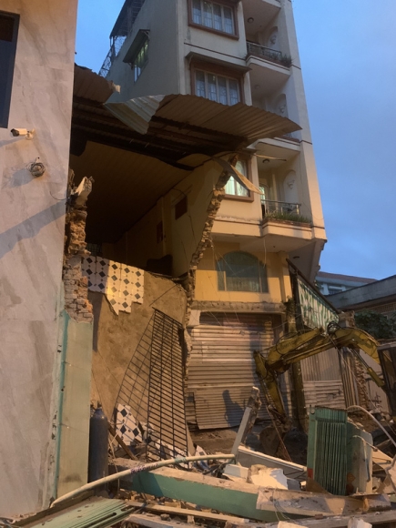 2 Nha Sap Bat Ngo O Tphcm 5 Nguoi May Man Thoat Chet