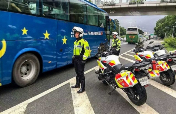 1 36 Nam Trung Quoc Han Che Xe May