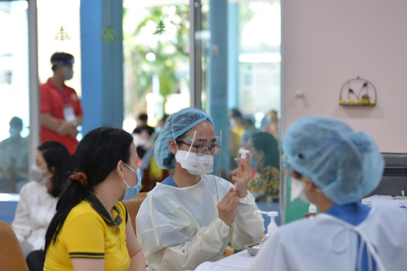 1 Ai Duoc Uu Tien Tiem Vac Xin Mui 3 Theo Doi Phong Bien Chung Sau Tiem Cho Tre Ra Sao