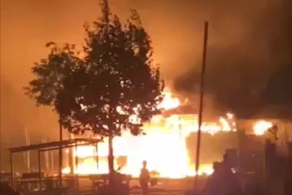 1 Tiem Vai Chay Kinh Hoang Rang Sang Mot Gia Dinh 4 Nguoi Tu Vong Nhieu Can Nha Ke Ben Bi Thieu Rui