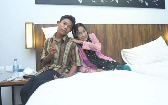 2 Chang Trai 16 Tuoi Doa Tu Tu De Cuoi Cu Ba Ngheo 71 Tuoi Tung Khien Toan Mang Tram Tro Gio Co Cuoc Song Ra Sao Sau 4 Nam