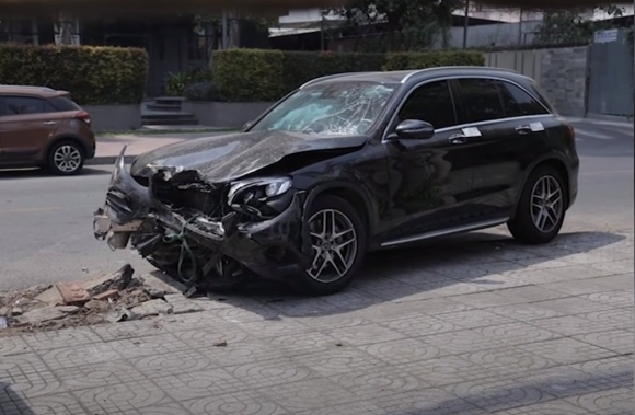 2 Tiep Vien Hang Khong Bi Mercedes Dam Chan Dong 2 Nam Truoc Tiet Lo Chuyen Duoc Bao Mong