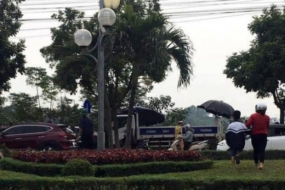 1 Nam Thanh Nien Dieu Khien Xe May Thong Chot Tong Chien Si Csgt Nhap Vien