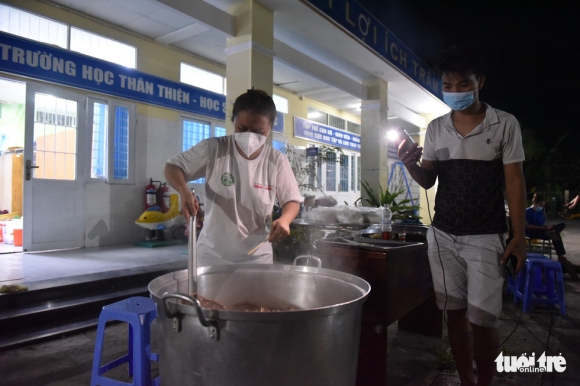 1 Trang Banh Pho Nau Nuoc Dung Thau Dem Mo Tiec Pho Tren Dao Thieng Lieng