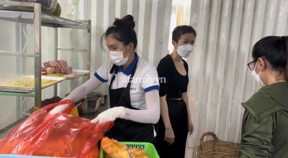 2 Chu Tiem Banh My Ba Huynh Hoa Ra Khong Phai La Ba Huynh Cua Huynh Hoa Trong Truyen Thuyet Drama Khong Chi Dung Lai O Do