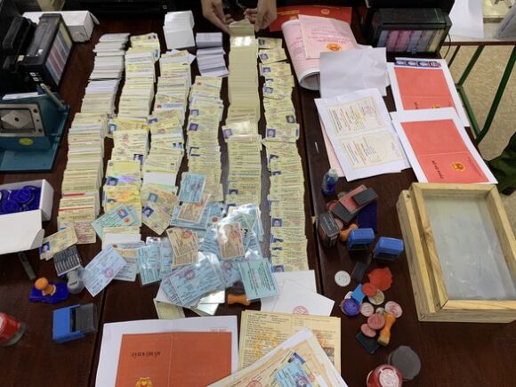 2 Cong An Hue Pha Duong Day Lam Gia Con Dau Tai Lieu Cua Nhieu Co Quan Nha Nuoc